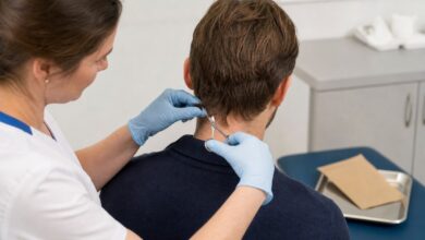 Entnahme einer Haarprobe für den Abstinenznachweis [Bildinhalt mit KI erstellt]
