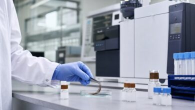 Forensische Haaranalyse im toxikologischen Labor [Bildinhalt mit KI erstellt]