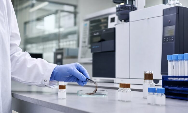 Forensische Haaranalyse im toxikologischen Labor [Bildinhalt mit KI erstellt]